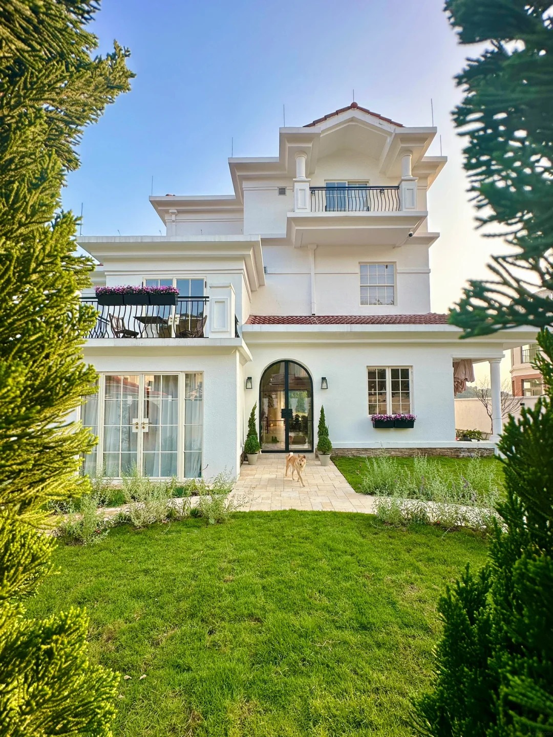 Căn biệt thự 850m2 bên hồ, tiện nghi như resort khép kín của người phụ nữ không đi làm, không kết hôn - Ảnh 3.