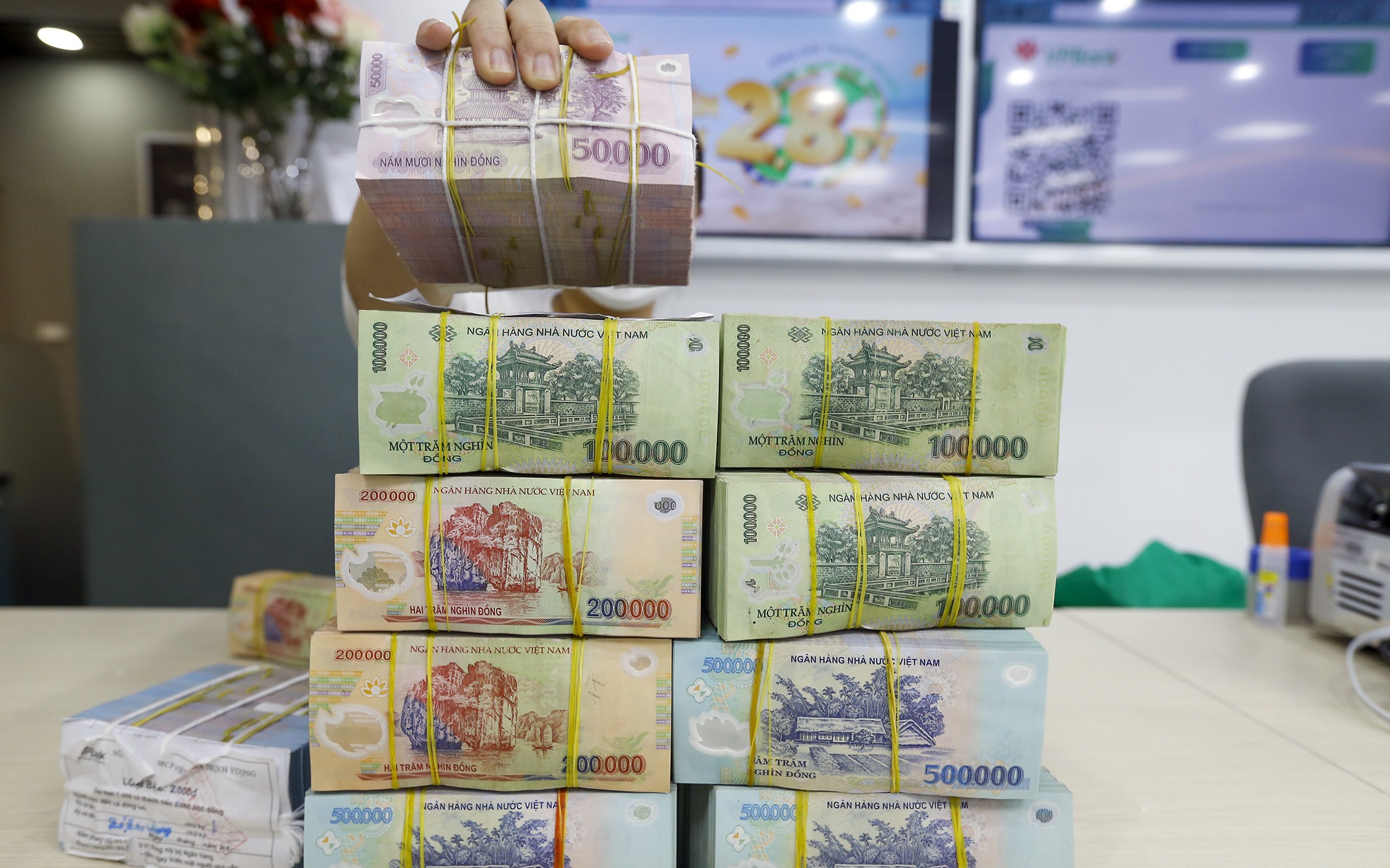 Nới trần vốn ngắn hạn “nuôi” cho vay trung dài hạn, thận trọng rủi ro đổ vốn bất động sản và lệch pha kỳ hạn