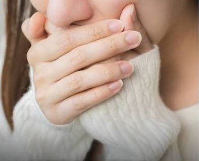 Người phụ nữ 54 tuổi thức dậy với đôi môi sưng phồng sau bữa ăn khuya: Bác sĩ nói nhiều người Việt đang làm điều tương tự - Ảnh 3.