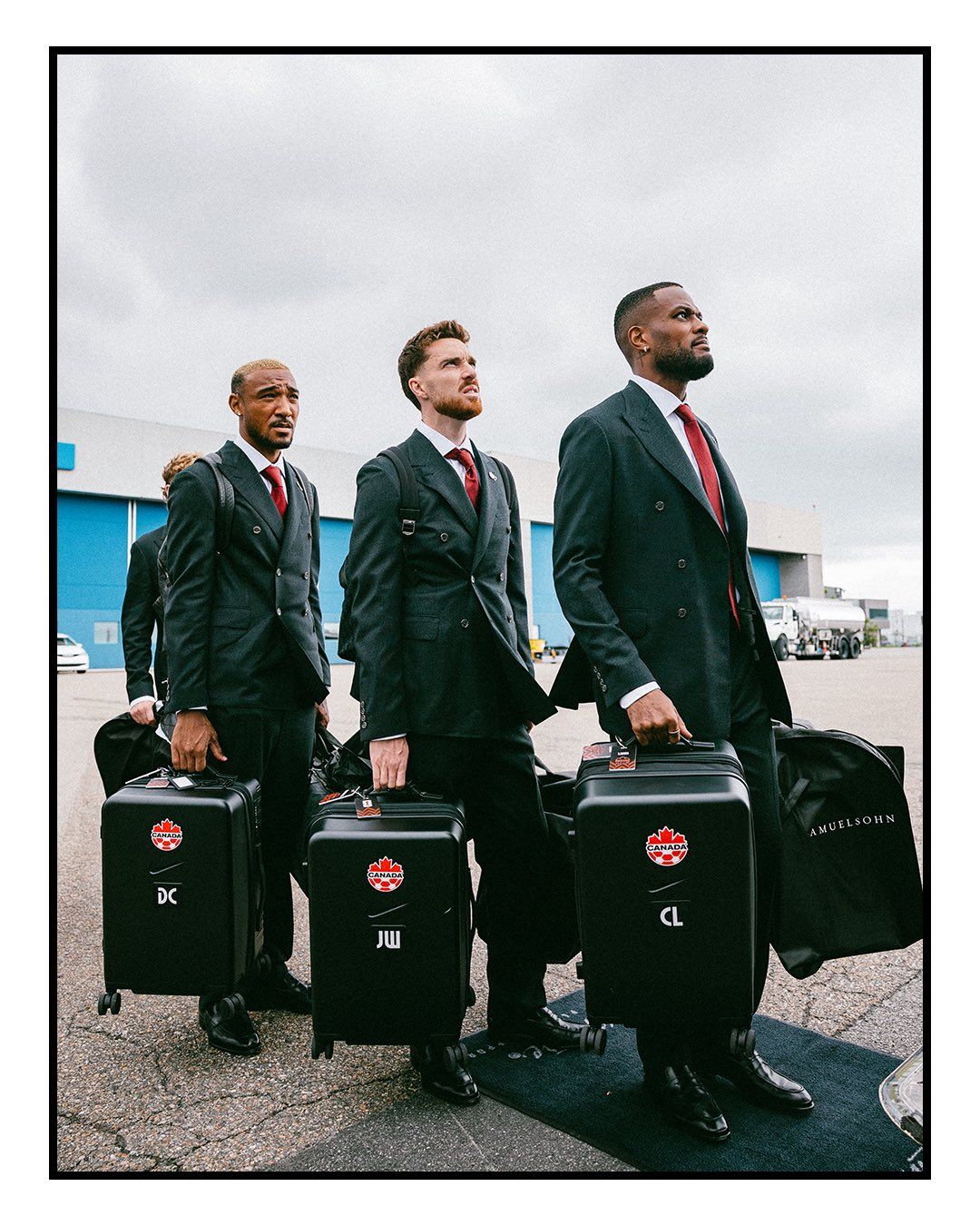 World Cup 2026 biến thành Fashion Week: Sân bay toàn trai đẹp mặc chất, đội tuyển 52 năm mới quay lại 