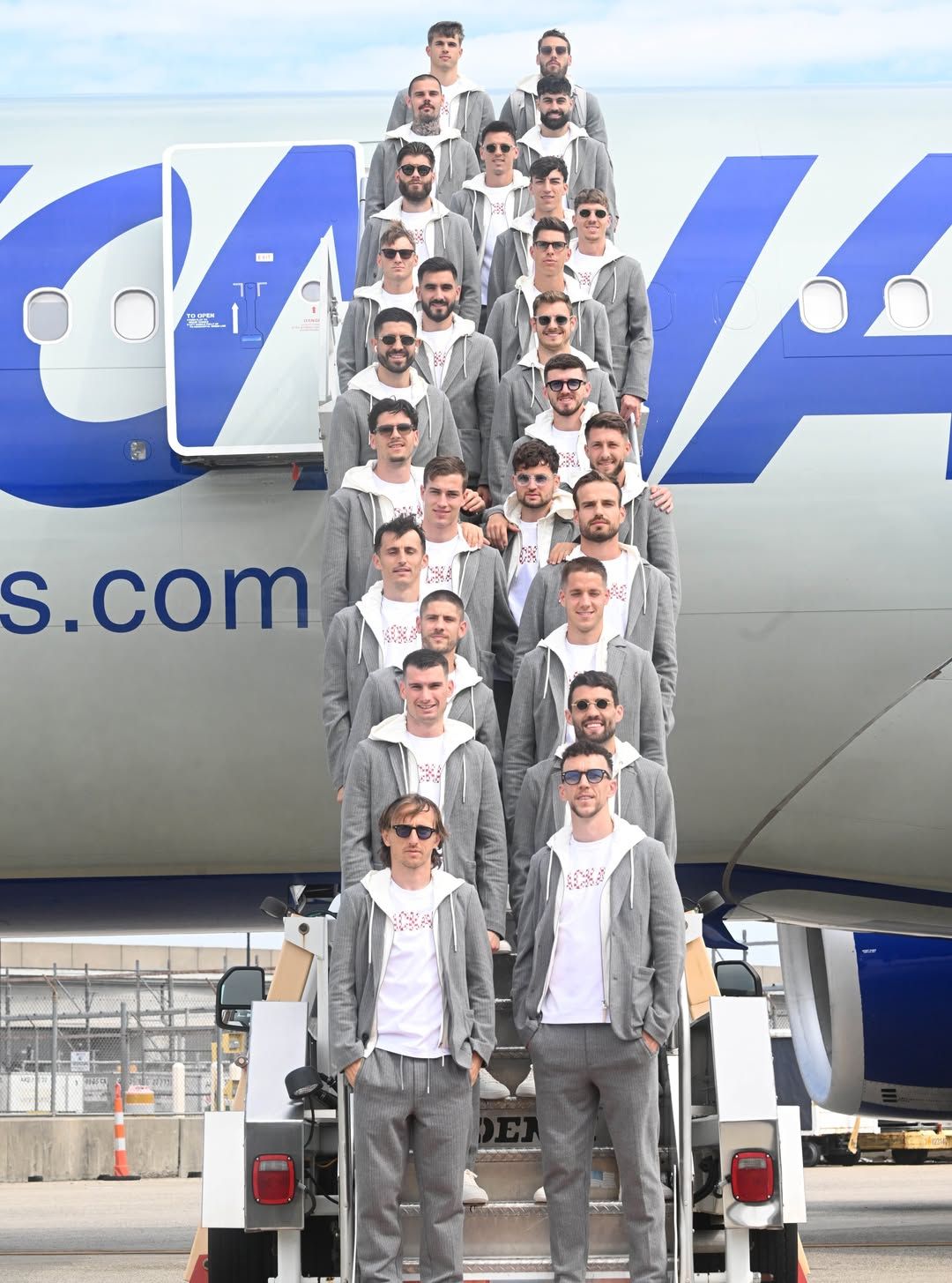 World Cup 2026 biến thành Fashion Week: Sân bay toàn trai đẹp mặc chất, đội tuyển 52 năm mới quay lại 