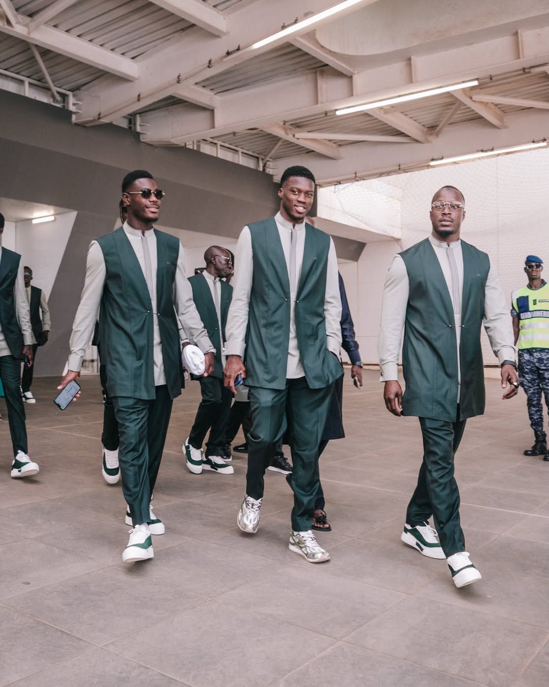 World Cup 2026 biến thành Fashion Week: Sân bay toàn trai đẹp mặc chất, đội tuyển 52 năm mới quay lại 