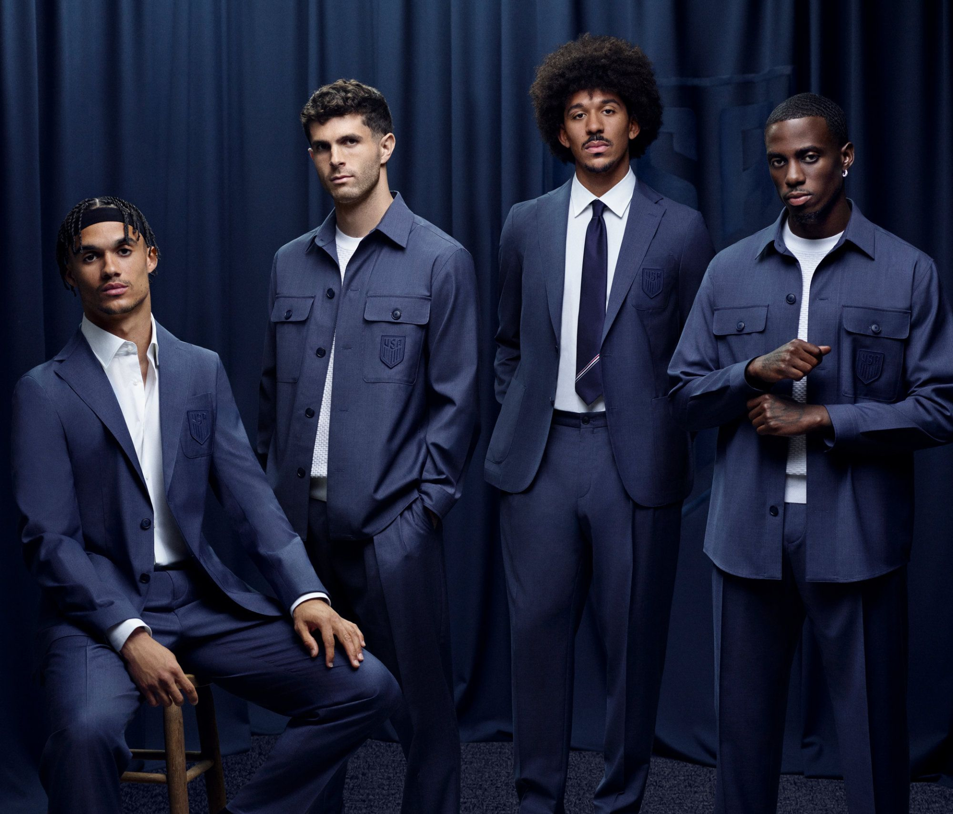 World Cup 2026 biến thành Fashion Week: Sân bay toàn trai đẹp mặc chất, đội tuyển 52 năm mới quay lại 