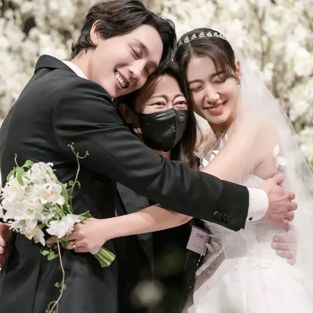 Clip hot: Park Shin Hye bụng bầu to vượt mặt cùng quý tử đẹp trai và đại gia đình “ông trùm Kbiz” Bae Yong Joon đi du lịch- Ảnh 6.