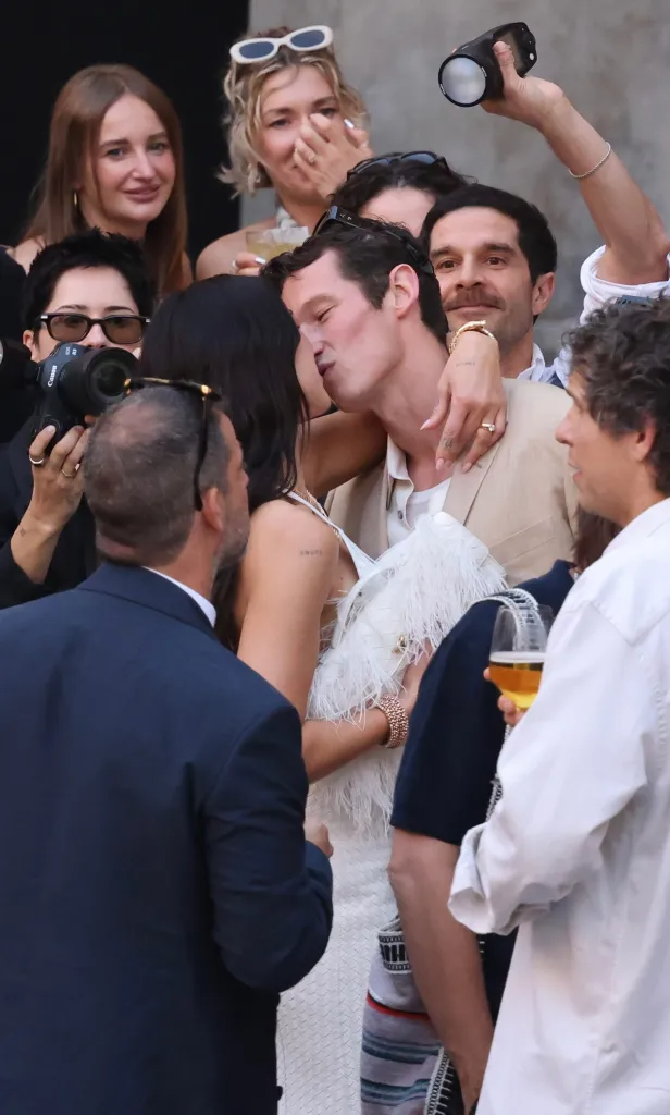 Đám cưới kéo dài 3 ngày của cặp đôi Dua Lipa và Callum Turner vẫn bị phản đối- Ảnh 4. Đám cưới kéo dài 3 ngày của cặp đôi Dua Lipa và Callum Turner vẫn bị phản đối- Ảnh 4.