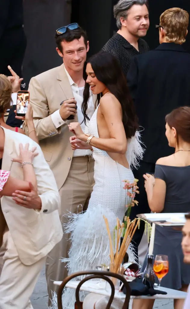 Đám cưới kéo dài 3 ngày của cặp đôi Dua Lipa và Callum Turner vẫn bị phản đối- Ảnh 3. Đám cưới kéo dài 3 ngày của cặp đôi Dua Lipa và Callum Turner vẫn bị phản đối- Ảnh 3.