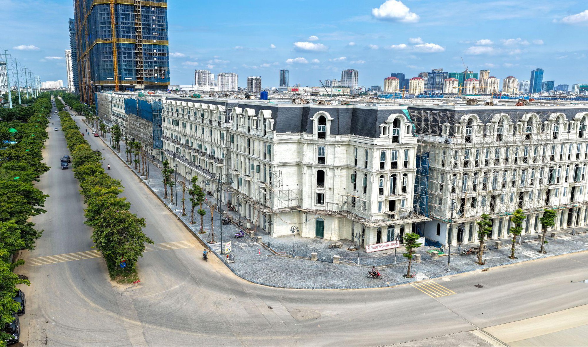 Cận cảnh đại lộ ánh sáng đang thành hình trên trục đường 40m ven sông Hồng tại Ciputra - Ảnh 1.
