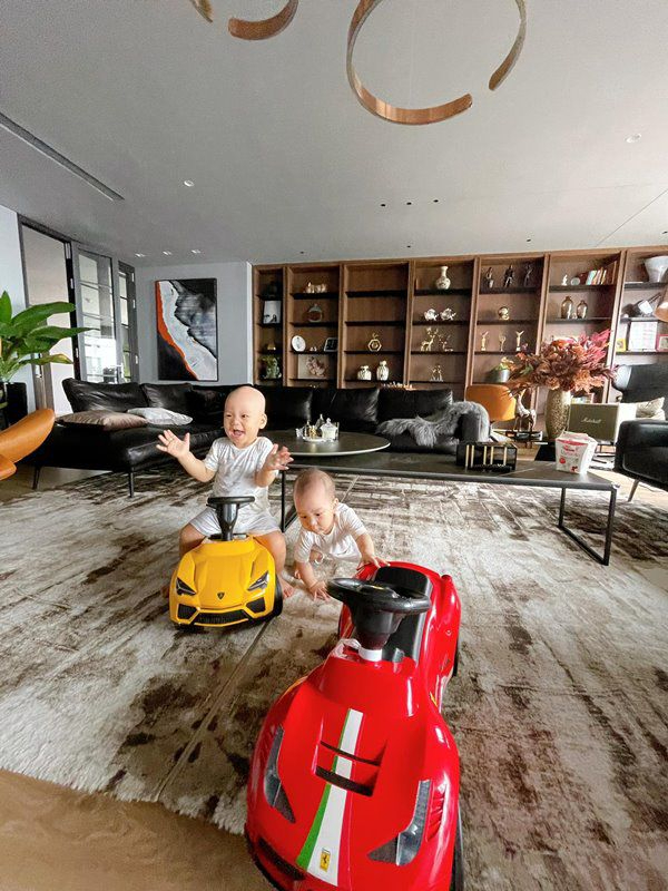 Nam MC cưới cô tiếp viên hàng không kém 8 tuổi: Mua đứt penthouse tặng vợ, độ cưng chiều ngang tổng tài ngôn tình- Ảnh 4.