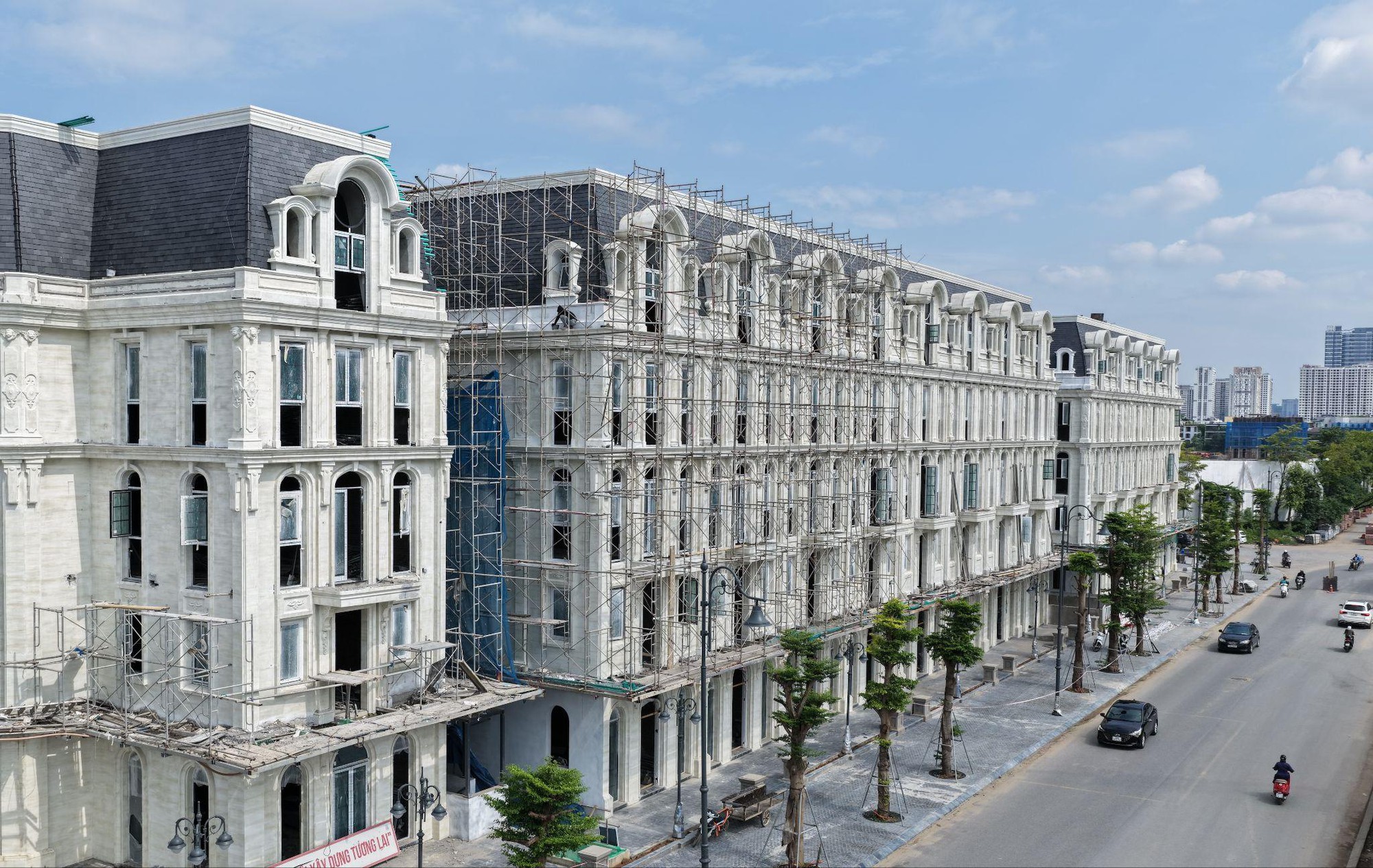 Cận cảnh đại lộ ánh sáng đang thành hình trên trục đường 40m ven sông Hồng tại Ciputra - Ảnh 2.
