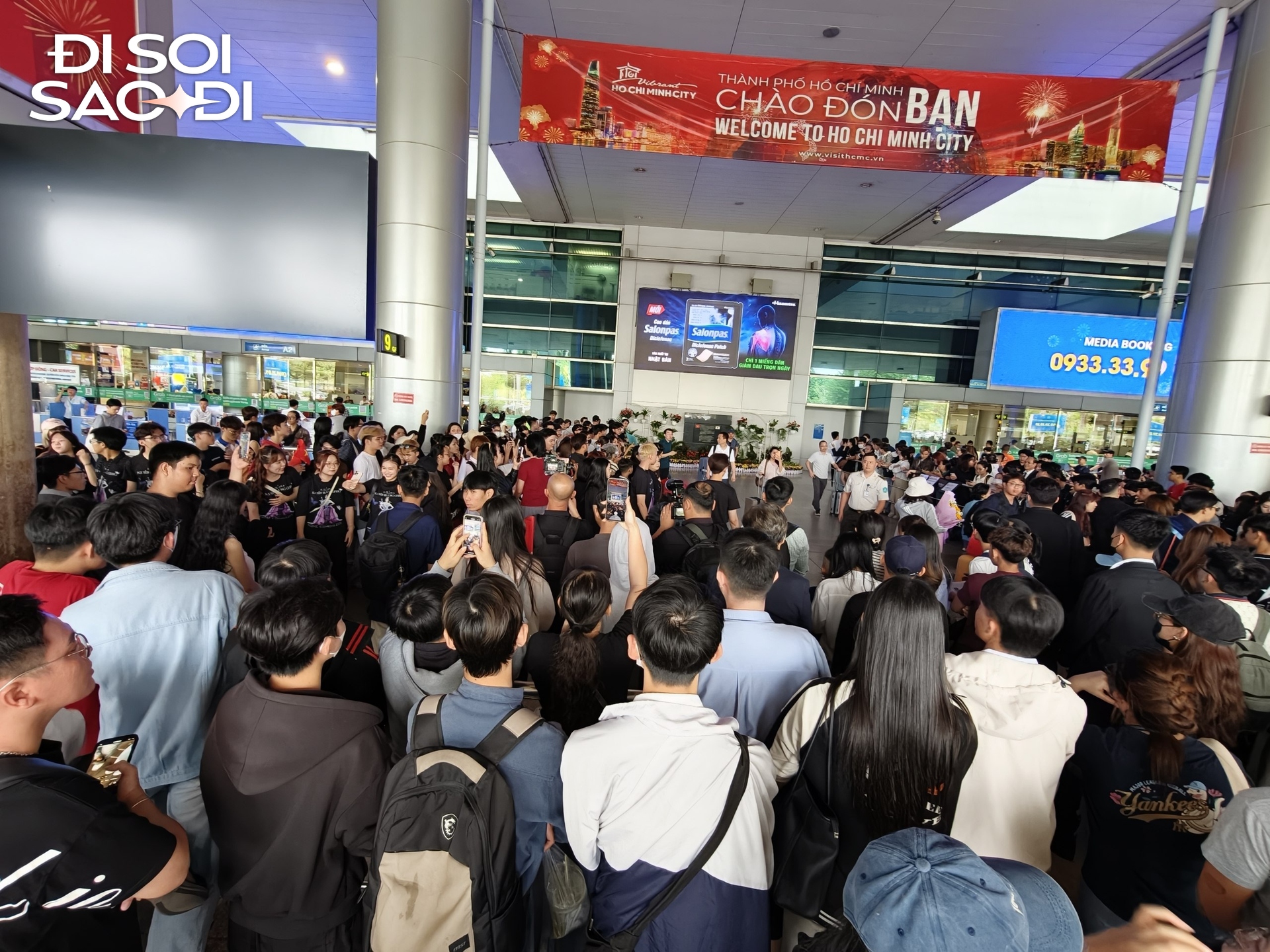 Cập nhật từ sân bay Tân Sơn Nhất: Hàng trăm fan xếp hàng chờ Hương Giang về nước sau đăng quang Á hậu 2 Miss Grand- Ảnh 1.