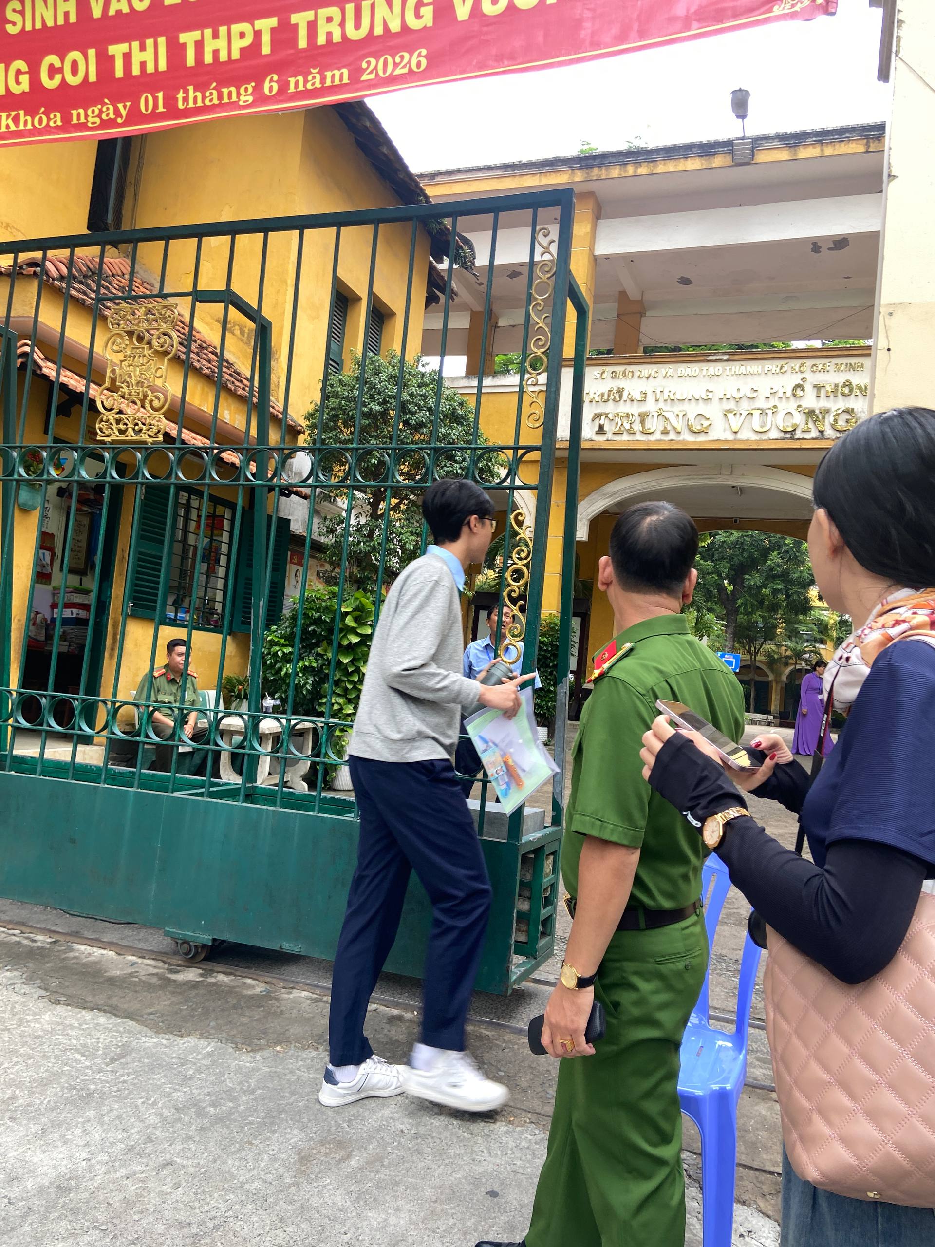 Thi vào lớp 10 TP.HCM buổi đầu tiên: Bắt đầu giờ làm bài môn Văn, chủ đề năm nay sẽ thú vị cỡ nào? - Ảnh 3.