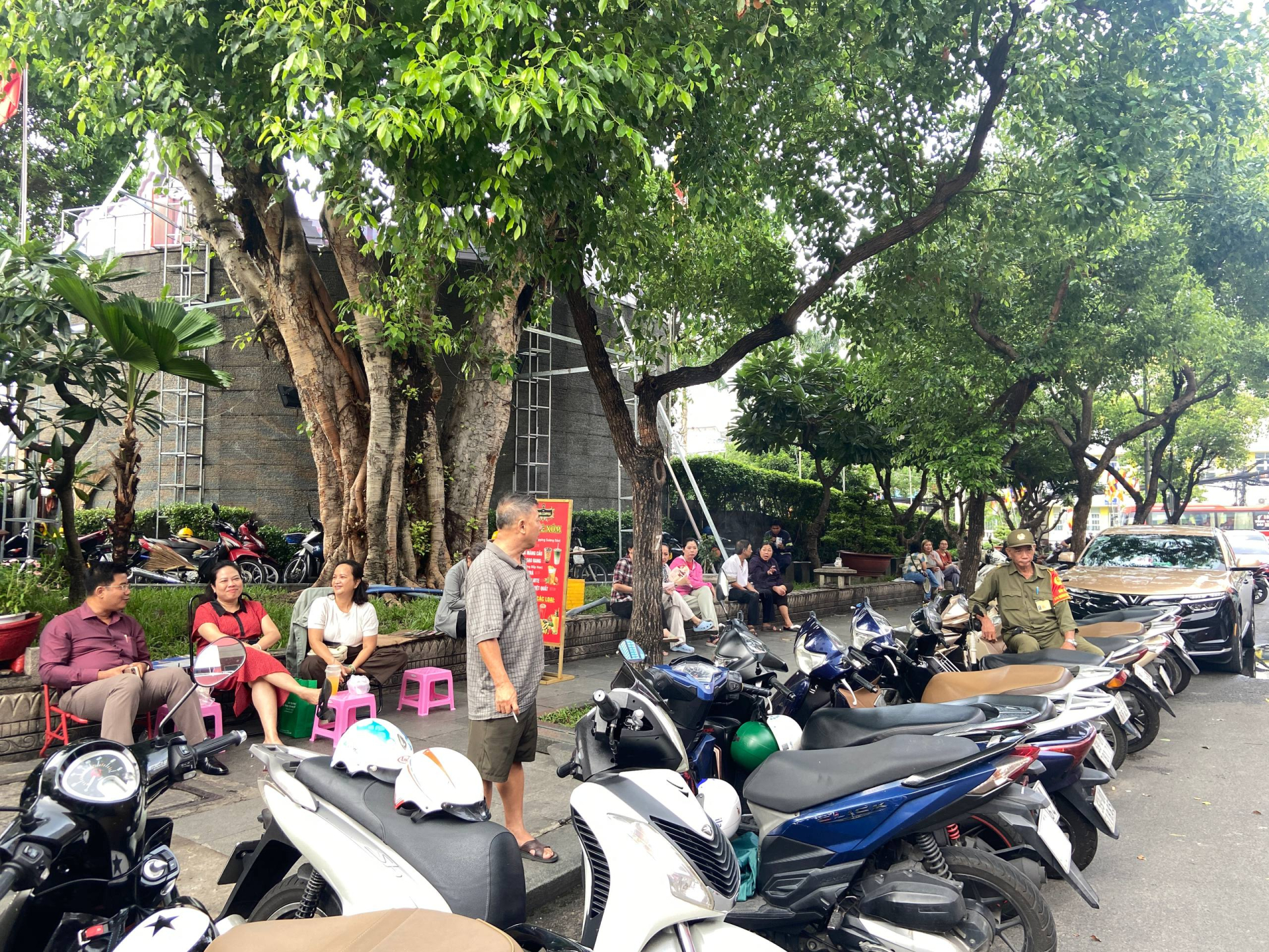 Thi vào lớp 10 TP.HCM buổi cuối cùng: Bắt đầu thời gian làm bài môn Toán! - Ảnh 9.