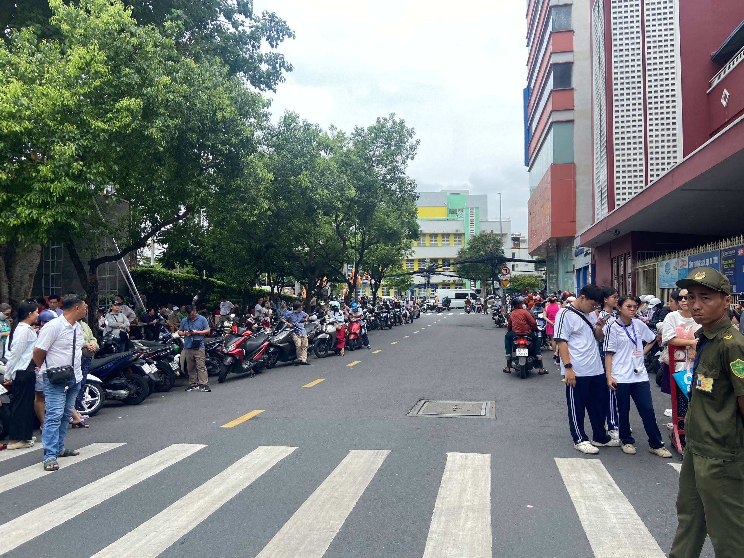 Thi vào lớp 10 TP.HCM buổi cuối: Đề Toán "dễ thở" nhưng phân hóa cao, sĩ tử vui vì đã hoàn thành nhiệm vụ - Ảnh 23.