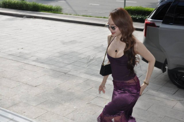 Minh Hằng diện đồ sexy, chạy như bay trên cao gót tạo nên khung hình chấn động- Ảnh 4.