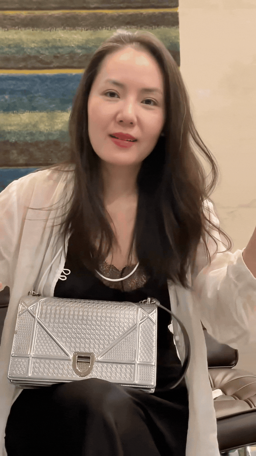 Nữ ca sĩ Việt lộ mảng tóc bạc trắng, nhan sắc ngoài 40 gây sốc- Ảnh 2.