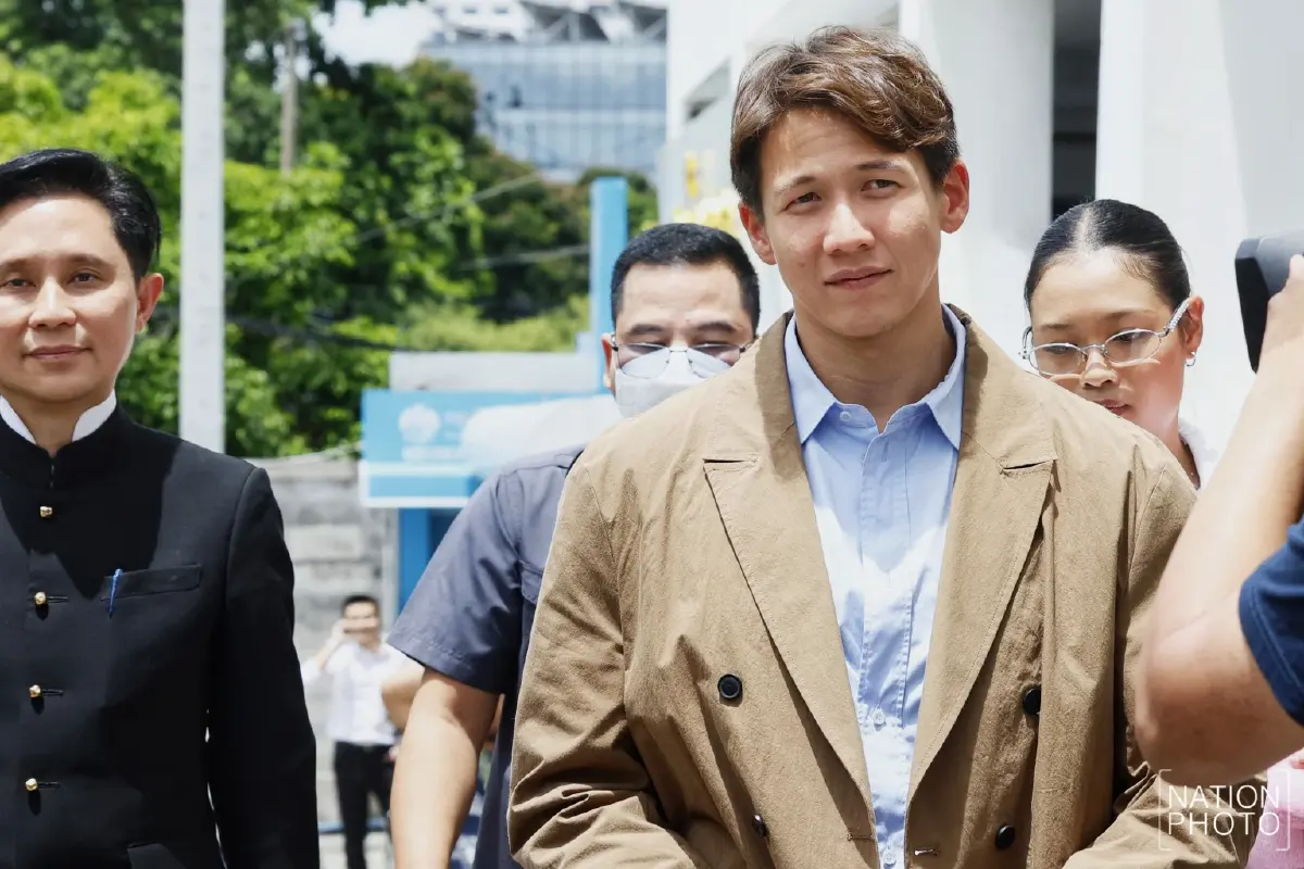 Thiếu gia tài phiệt Thái Lan lộ diện trong phiên tòa hòa giải với mẹ ruột- Ảnh 3. Thiếu gia tài phiệt Thái Lan lộ diện trong phiên tòa hòa giải với mẹ ruột- Ảnh 3.