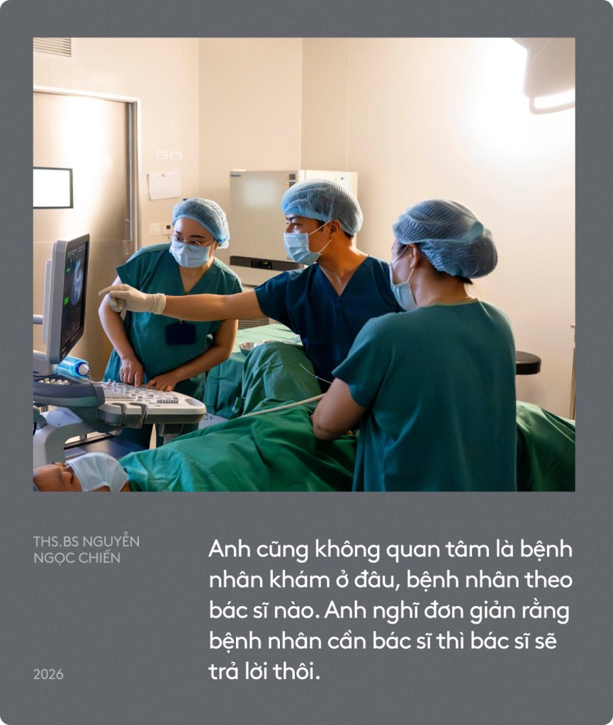 Bệnh nhân từ Anh, Nhật đưa con về Hà Nội thăm 