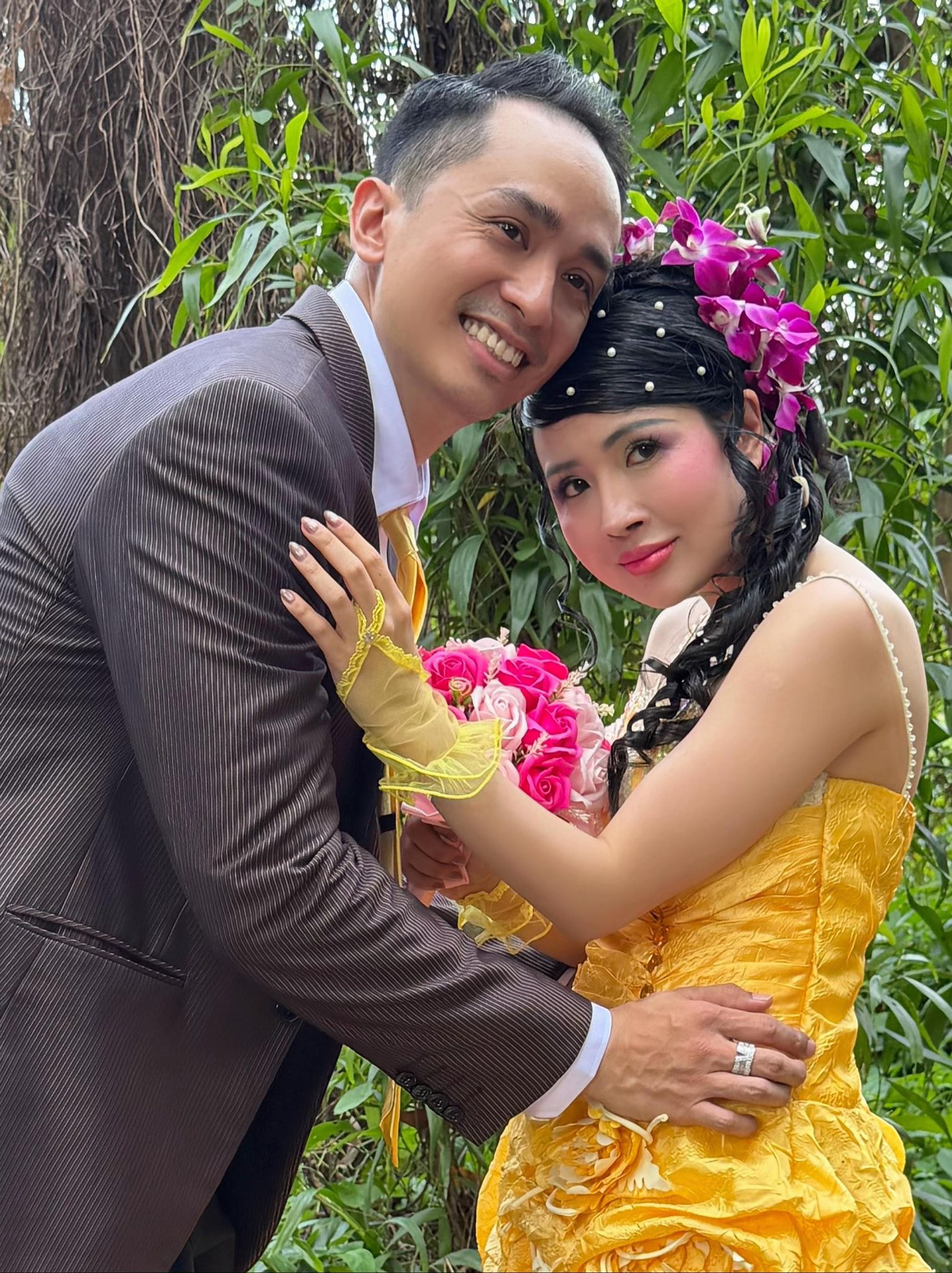 Đằng sau bộ ảnh cưới độc lạ khiến MXH rần rần: Chú rể điển trai dành cả một thập kỷ chờ cái gật đầu của "bà trùm nông sản"- Ảnh 8.
