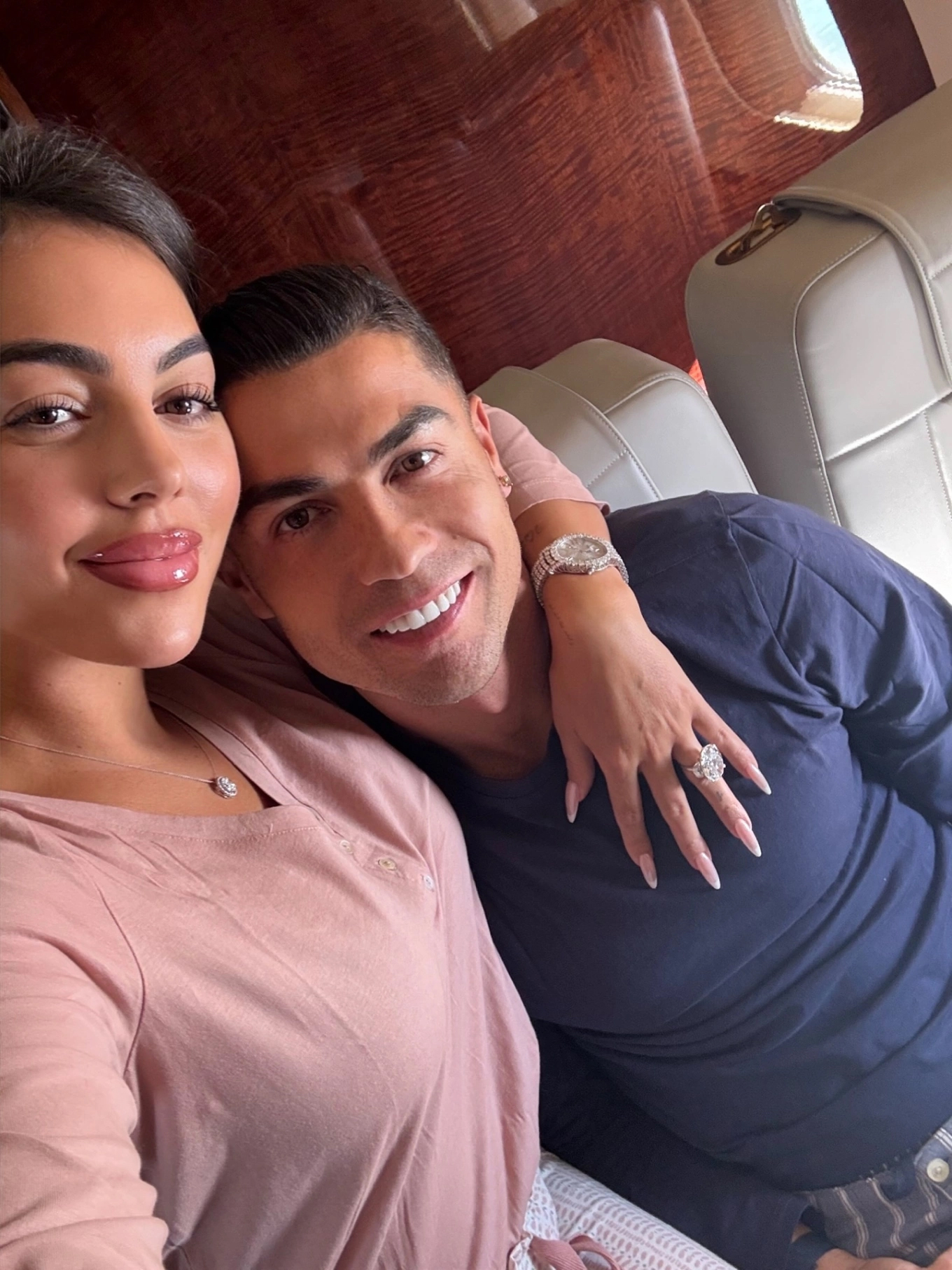 Vợ của Ronaldo da như bơm collagen: Sáng nào cũng uống nước ấm pha 1 thứ rẻ bèo của người Việt để thanh lọc cơ thể, hệ tiêu hóa thích mê - Ảnh 1.