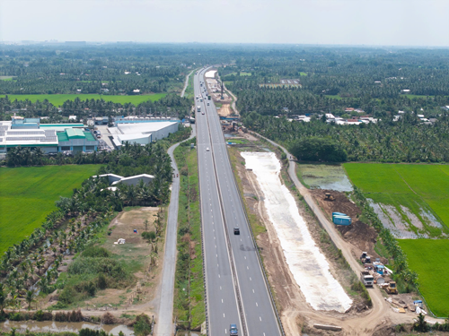 Đẩy nhanh tiến độ mở rộng tuyến cao tốc huyết mạch - Ảnh 1. Đẩy nhanh tiến độ mở rộng tuyến cao tốc huyết mạch - Ảnh 1.
