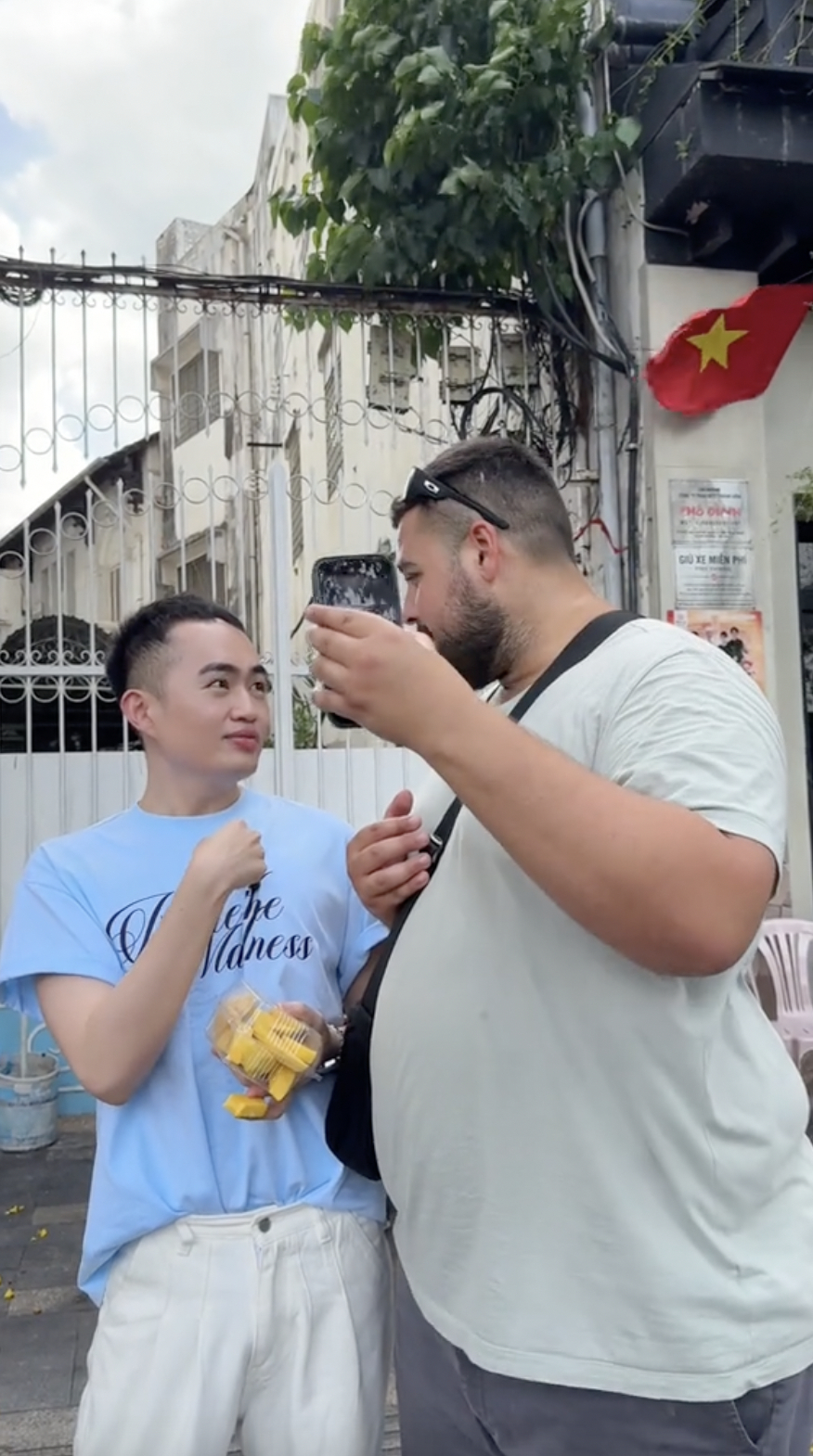 Khách Tây đến Việt Nam, từ chối chụp ảnh với chàng trai tình cờ gặp ở gánh hàng rong: Biết ra danh tính thì bất ngờ - Ảnh 1.