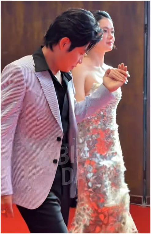 Yên Đan lộ ảnh nắm tay tình tứ với bố đơn thân nổi tiếng showbiz, hơn nhau cả con giáp - Ảnh 7.