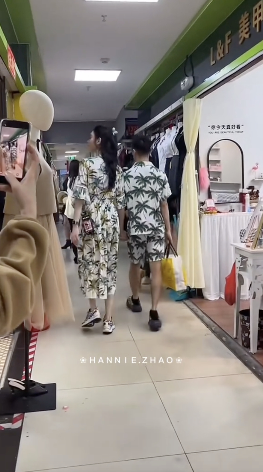 Xôn xao clip dâu hào môn Hề Mộng Dao và chồng thiếu gia đi tuần trăng mật sau hôn lễ 1000 tỷ: Sao mà lạ dữ vậy?- Ảnh 3.