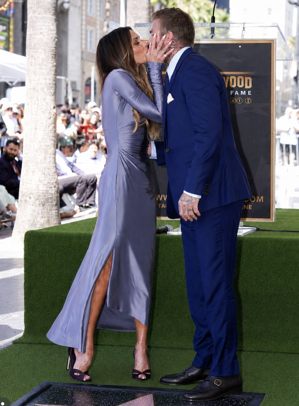Victoria hôn David Beckham ngọt ngào trên Đại lộ Danh vọng Hollywood- Ảnh 1.