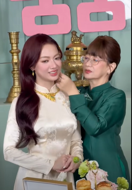 Xuân Nghi và chồng Việt kiều tổ chức lễ cưới sáng nay: Cô dâu cười tươi rói nhận sính lễ vàng!- Ảnh 6.