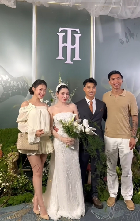 Trần Bích Hạnh công khai con riêng tại đám cưới, Văn Thanh tuyên bố: “Ba sẽ luôn ở bên bảo vệ và yêu thương hai mẹ con”- Ảnh 3. Trần Bích Hạnh công khai con riêng tại đám cưới, Văn Thanh tuyên bố: “Ba sẽ luôn ở bên bảo vệ và yêu thương hai mẹ con”- Ảnh 3.
