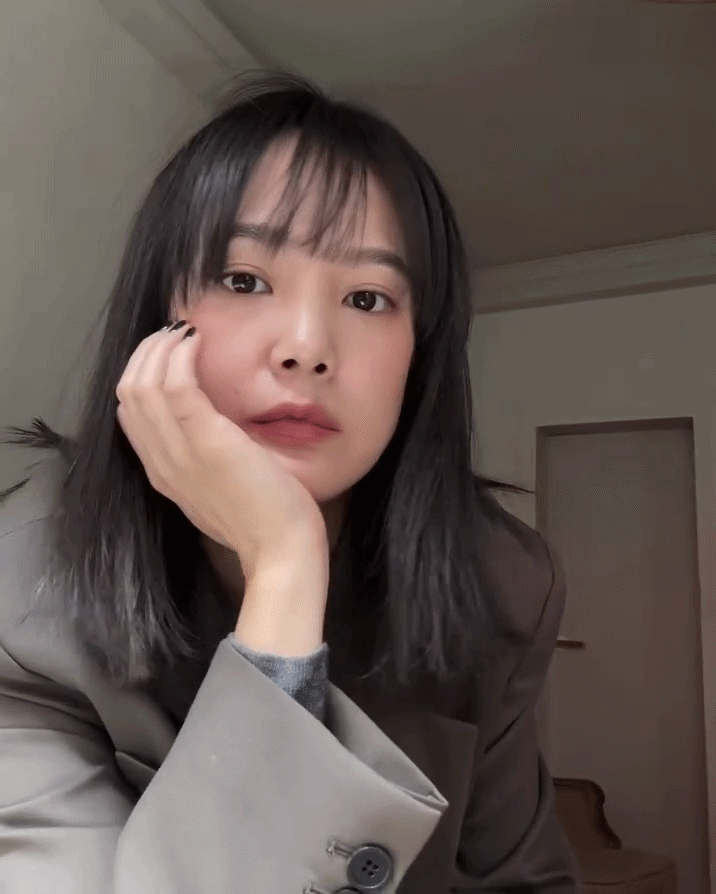 Không tin mỹ nhân này 42 tuổi vì gương mặt baby "búng ra sữa": Gái trẻ nhìn style mà muốn copy theo- Ảnh 2.