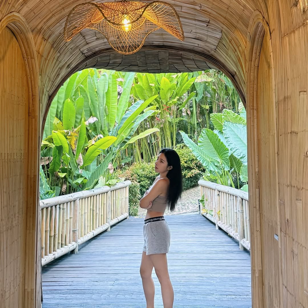 Tiếp viên hàng không đổi đời nhờ đưa khăn giấy cho hành khách lau nước mắt: 10 năm sau giàu đến mức ở resort như ở nhà - Ảnh 10.