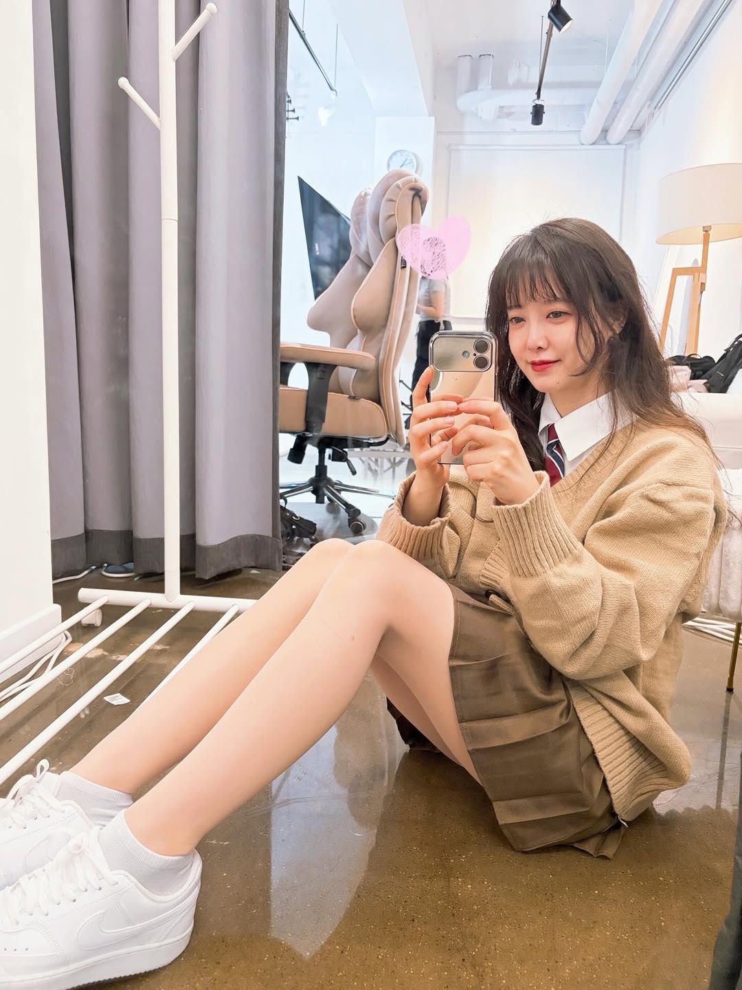 Đố ai làm lại Goo Hye Sun: Đăng 4 ảnh khoe chân nõn nà đã đủ khiến bạn trai tin đồn Lee Min Ho bị réo gọi khắp MXH- Ảnh 1.