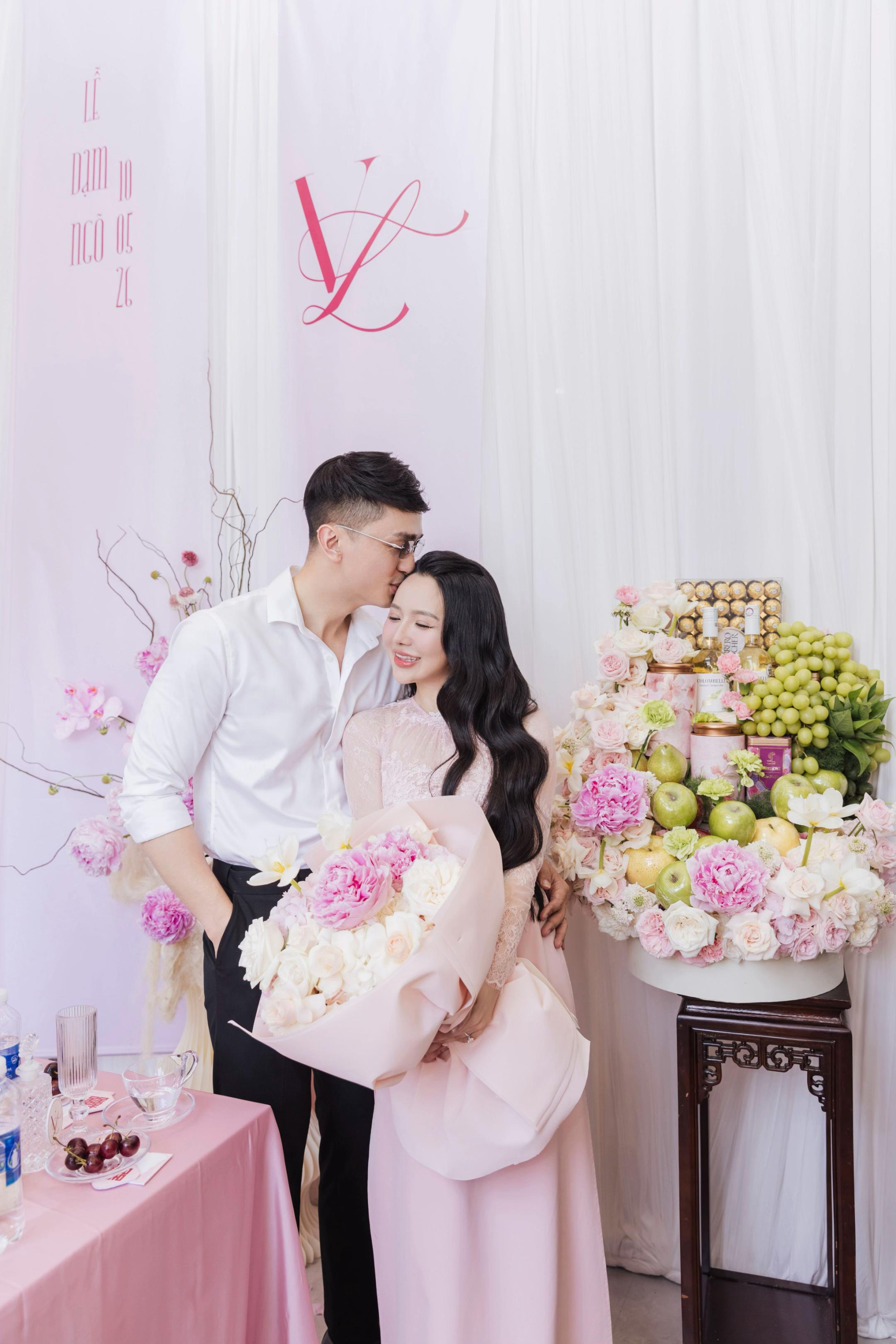 Đằng sau bộ ảnh cưới độc lạ khiến MXH rần rần: Chú rể điển trai dành cả một thập kỷ chờ cái gật đầu của "bà trùm nông sản"- Ảnh 15.