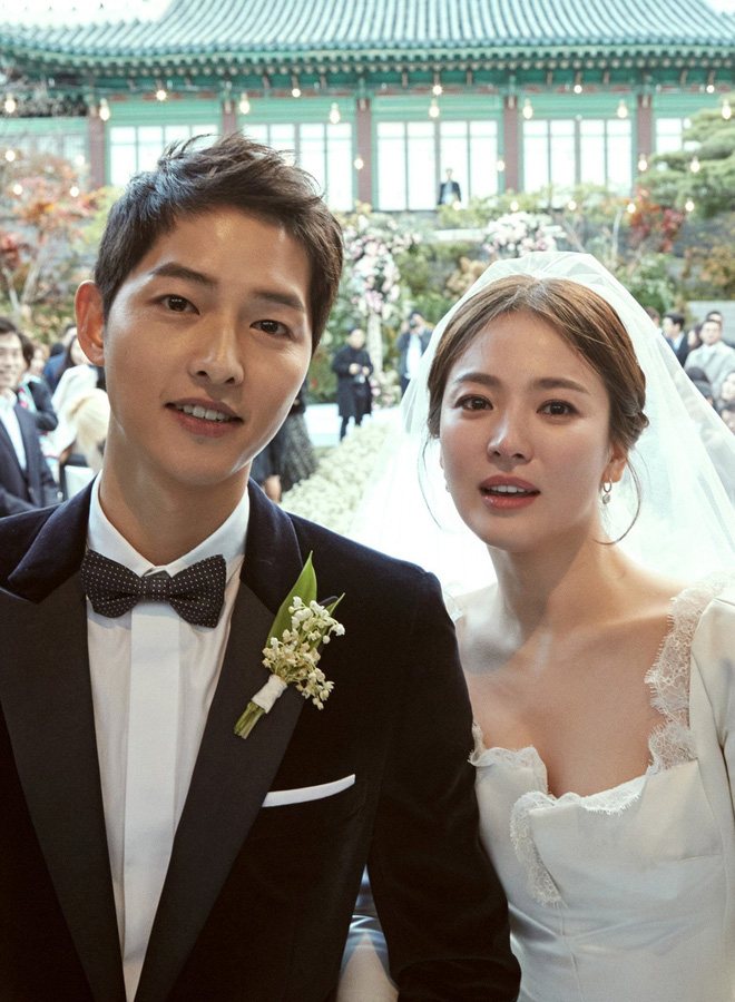 Tròn 7 năm Song - Song ly hôn: Song Hye Kyo tái sinh thành nữ hoàng, Song Joong Ki "còn cái nịt"- Ảnh 1.