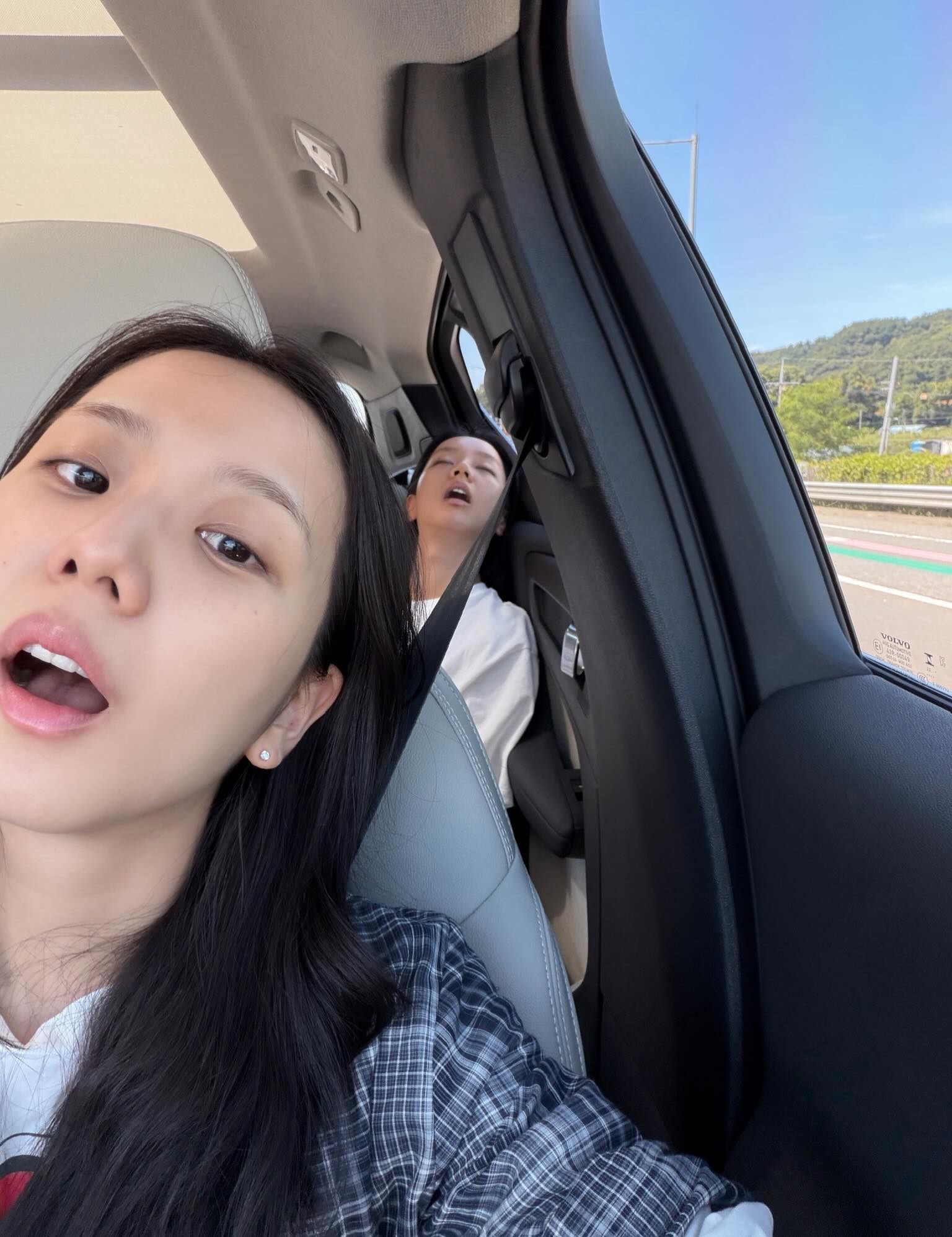 Jisoo (BLACKPINK) vô tư lộ mặt thật, quên luôn mình là ai khi “dìm hàng” bạn thân nổi tiếng- Ảnh 2.
