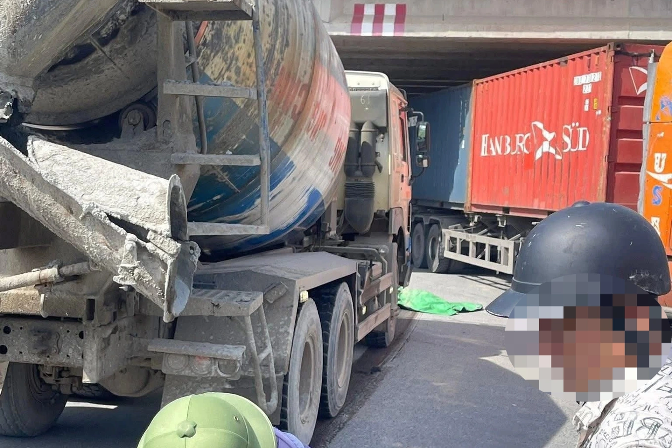Xét xử tài xế xe bồn bị cáo buộc cố tình cán nữ sinh 15 tuổi tử vong ở Hà Nội: Bố nạn nhân bật khóc nức nở - Ảnh 7.