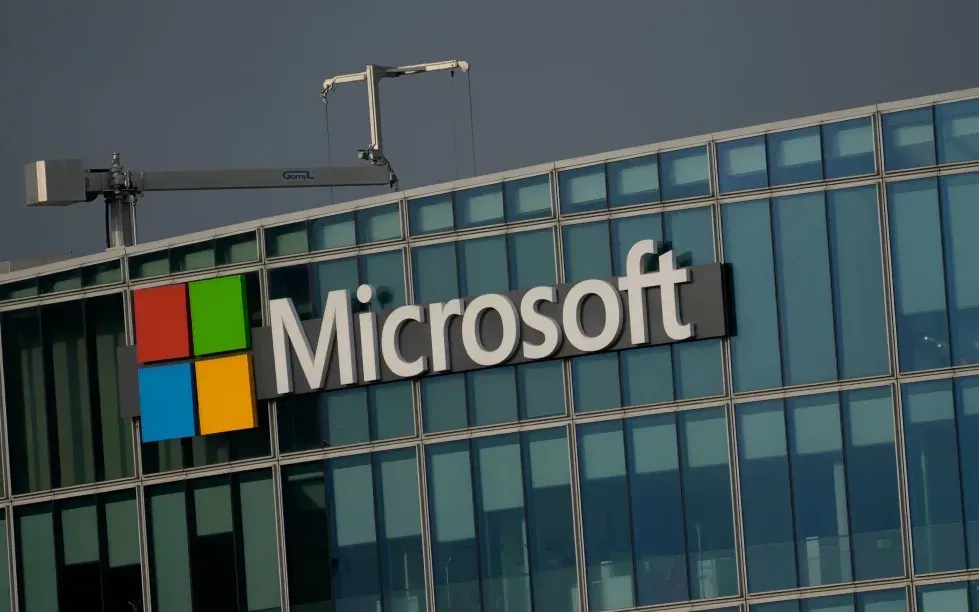 Microsoft tìm lối đi riêng trong cuộc đua AI- Ảnh 1.