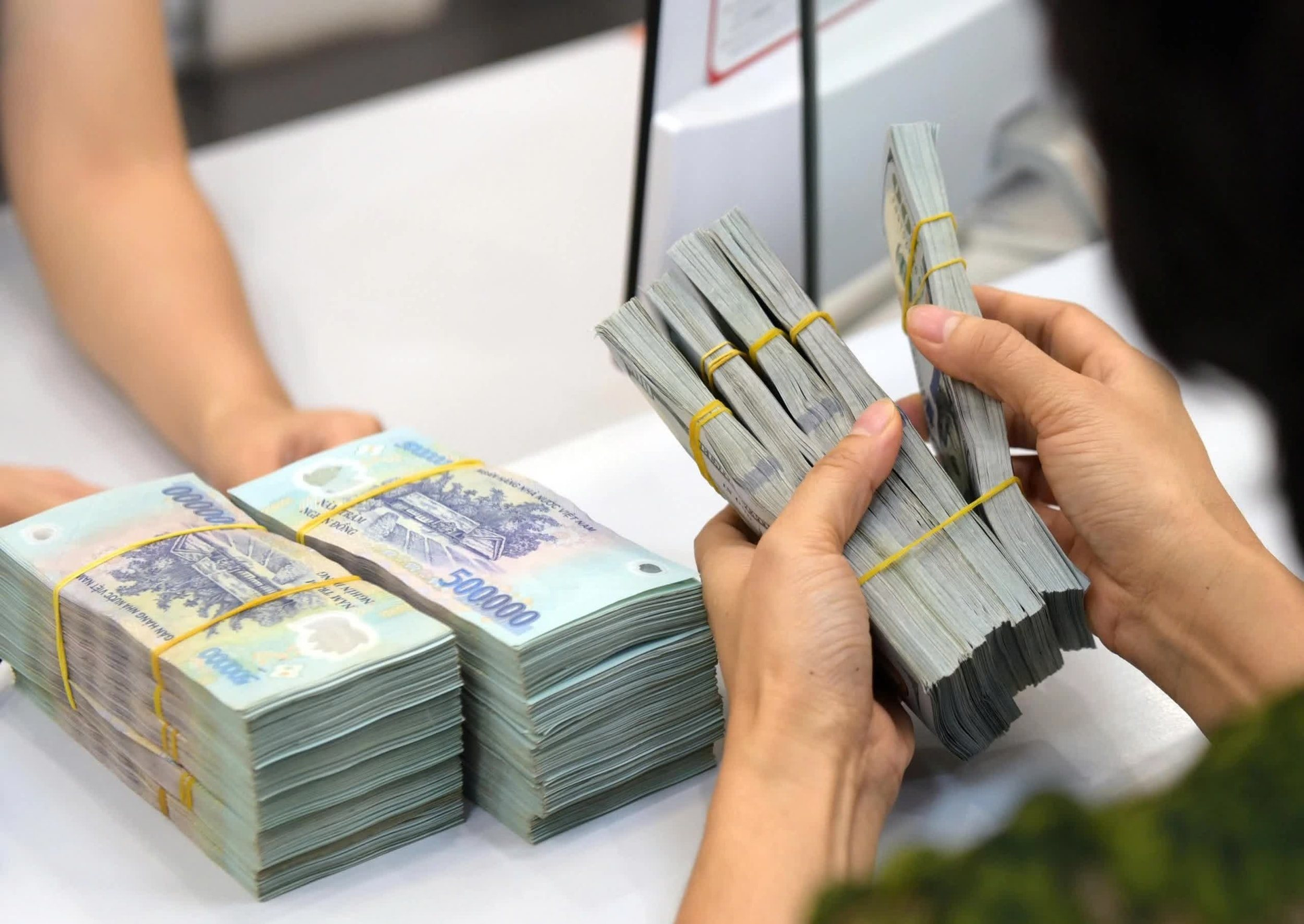 Lãi vay tăng mạnh, nhiều người tìm cách cắt lỗ chung cư- Ảnh 1.
