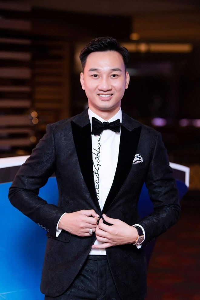 Nam MC cưới cô tiếp viên hàng không kém 8 tuổi: Mua đứt penthouse tặng vợ, độ cưng chiều ngang tổng tài ngôn tình- Ảnh 1.