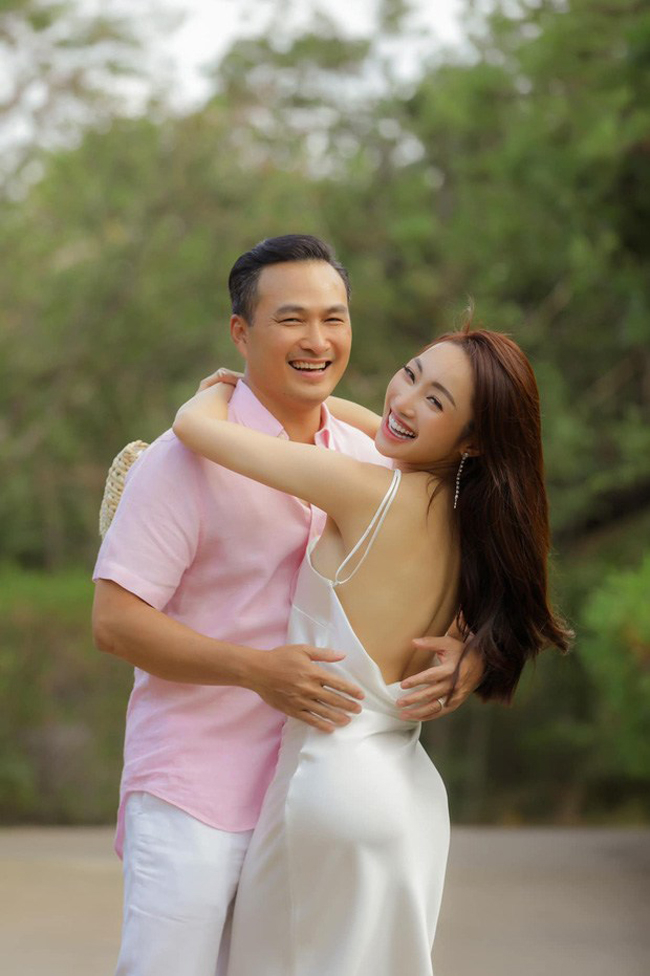 Nam nghệ sĩ Việt kết hôn với vợ đại gia kém 16 tuổi: Sở hữu biệt thự sân vườn hoành tráng, đẹp như resort 5*- Ảnh 1.