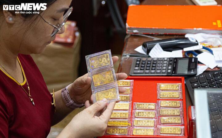 Giá vàng biến động dữ dội: Nên mua hay bán?- Ảnh 2.