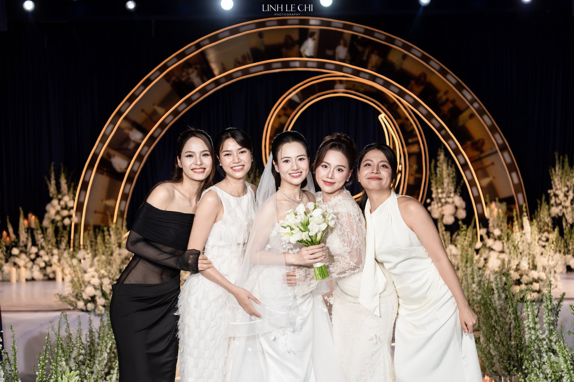 Cặp đôi Vbiz bí mật kết hôn 4 năm mà không ai biết, tướng phu thê rõ mồn một như đúc ra từ một khuôn- Ảnh 11. Cặp đôi Vbiz bí mật kết hôn 4 năm mà không ai biết, tướng phu thê rõ mồn một như đúc ra từ một khuôn- Ảnh 11.