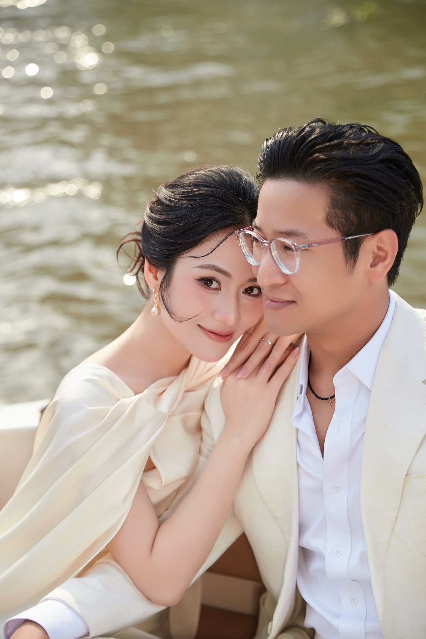 Cặp đôi Vbiz bí mật kết hôn 4 năm mà không ai biết, tướng phu thê rõ mồn một như đúc ra từ một khuôn- Ảnh 7. Cặp đôi Vbiz bí mật kết hôn 4 năm mà không ai biết, tướng phu thê rõ mồn một như đúc ra từ một khuôn- Ảnh 7.