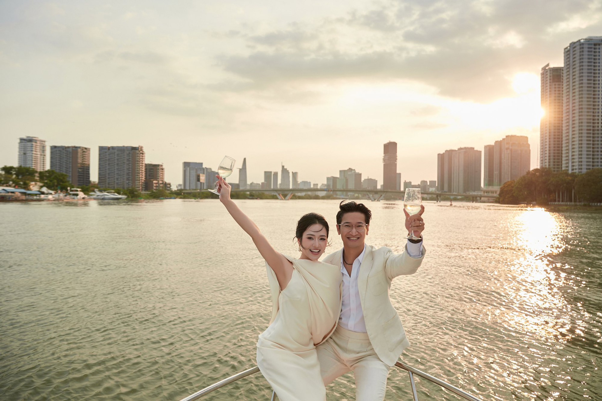 Cặp đôi Vbiz bí mật kết hôn 4 năm mà không ai biết, tướng phu thê rõ mồn một như đúc ra từ một khuôn- Ảnh 10. Cặp đôi Vbiz bí mật kết hôn 4 năm mà không ai biết, tướng phu thê rõ mồn một như đúc ra từ một khuôn- Ảnh 10.