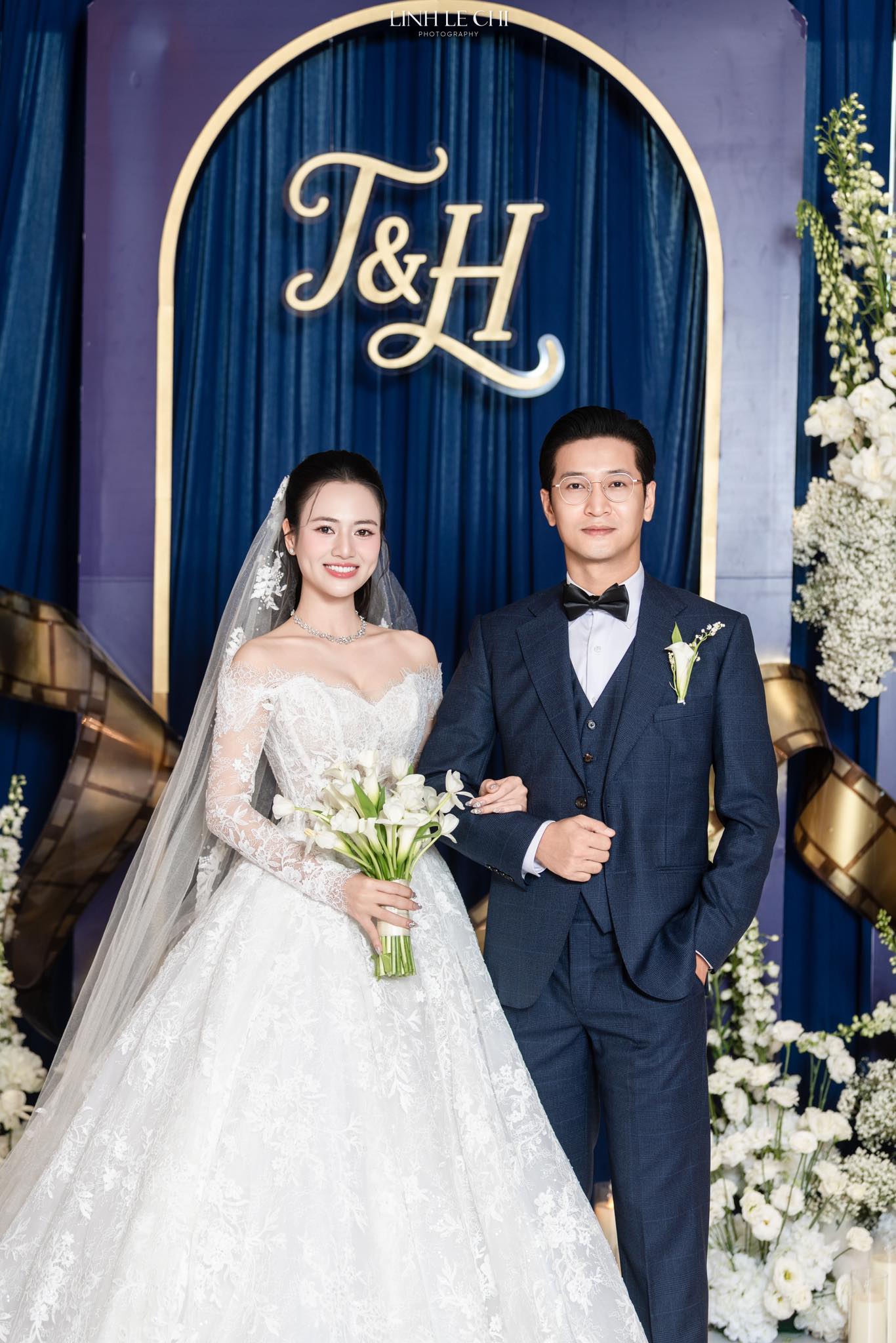 Cặp đôi Vbiz bí mật kết hôn 4 năm mà không ai biết, tướng phu thê rõ mồn một như đúc ra từ một khuôn- Ảnh 3. Cặp đôi Vbiz bí mật kết hôn 4 năm mà không ai biết, tướng phu thê rõ mồn một như đúc ra từ một khuôn- Ảnh 3.