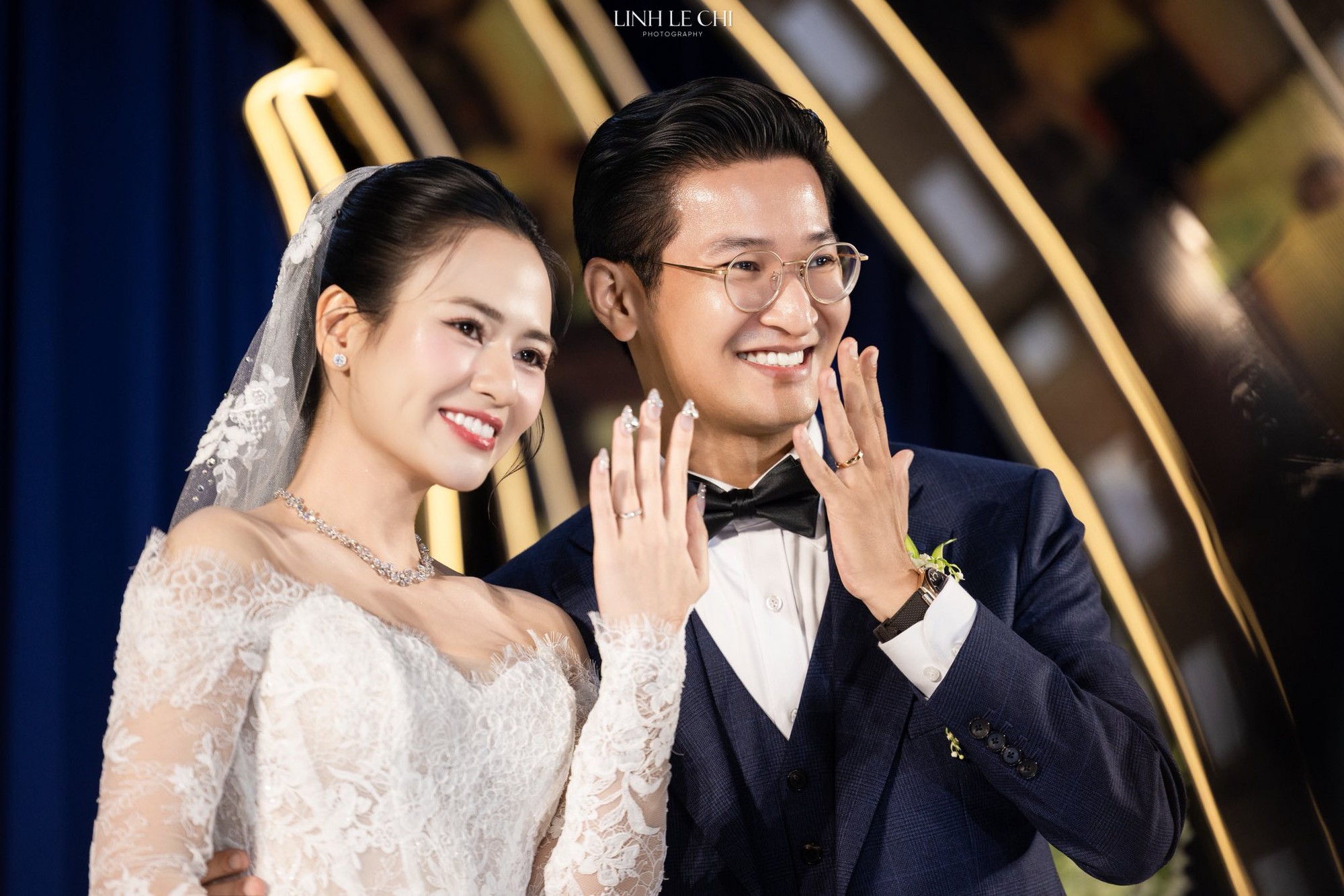 Cặp đôi Vbiz bí mật kết hôn 4 năm mà không ai biết, tướng phu thê rõ mồn một như đúc ra từ một khuôn- Ảnh 2. Cặp đôi Vbiz bí mật kết hôn 4 năm mà không ai biết, tướng phu thê rõ mồn một như đúc ra từ một khuôn- Ảnh 2.