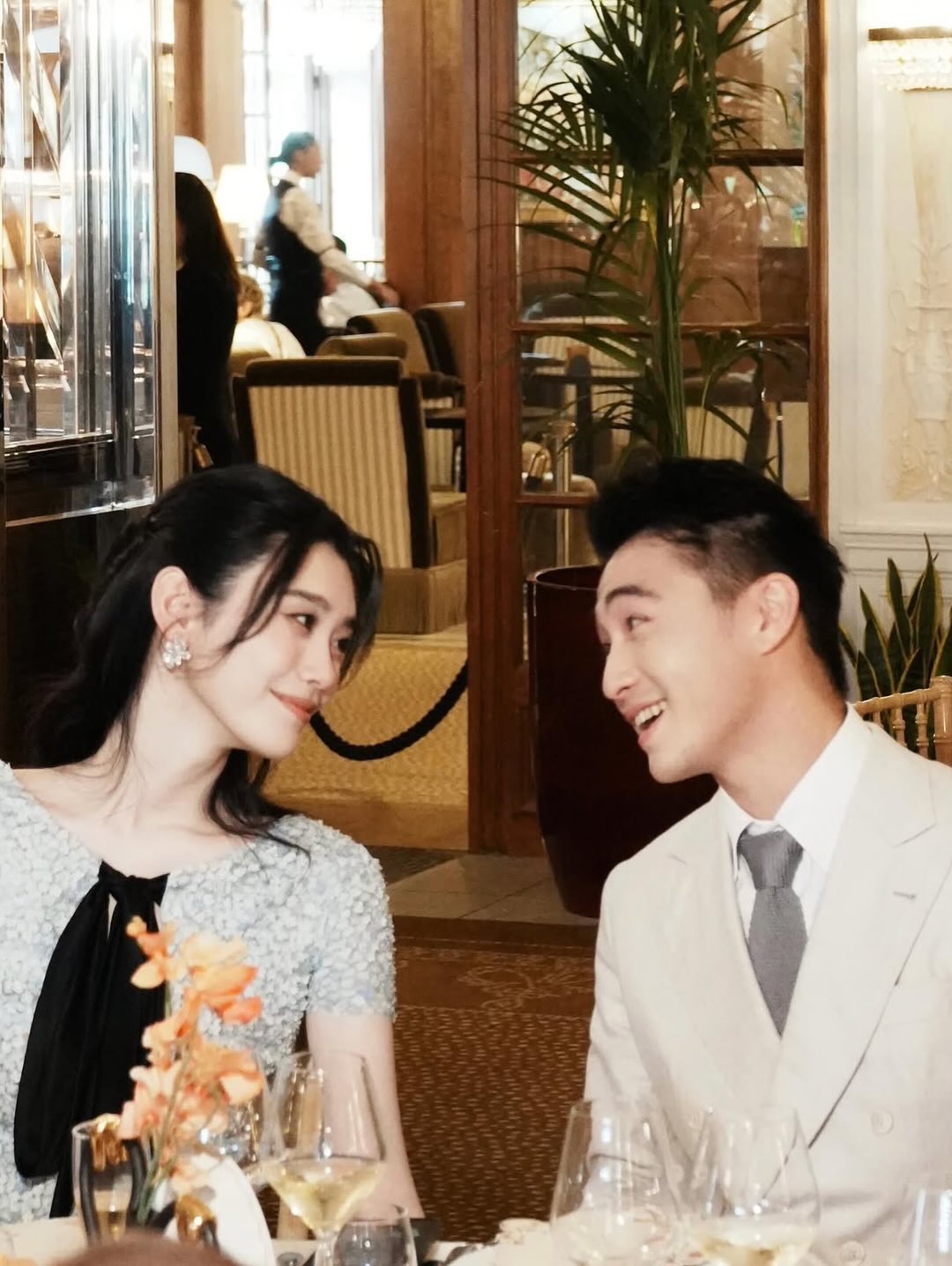 Đi làm thì ngã sấp mặt, cô gái va phải "hồng hài nhi" siêu giàu: 9 năm sau khiến cả Hồng Kông nhìn về nước Pháp vì 1 sự kiện- Ảnh 1.