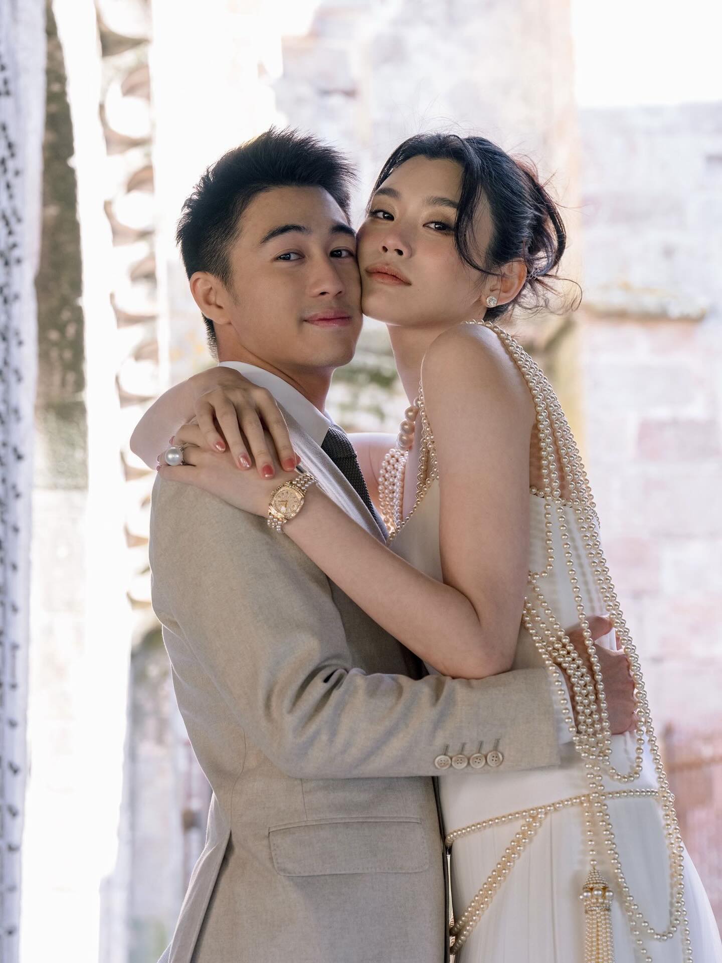 Chiếc váy Chanel và sợi ngọc trai gia bảo của mẹ chồng: Đám cưới của gia tộc họ Hà chính là màn phô diễn "văn hóa hào môn"- Ảnh 4.