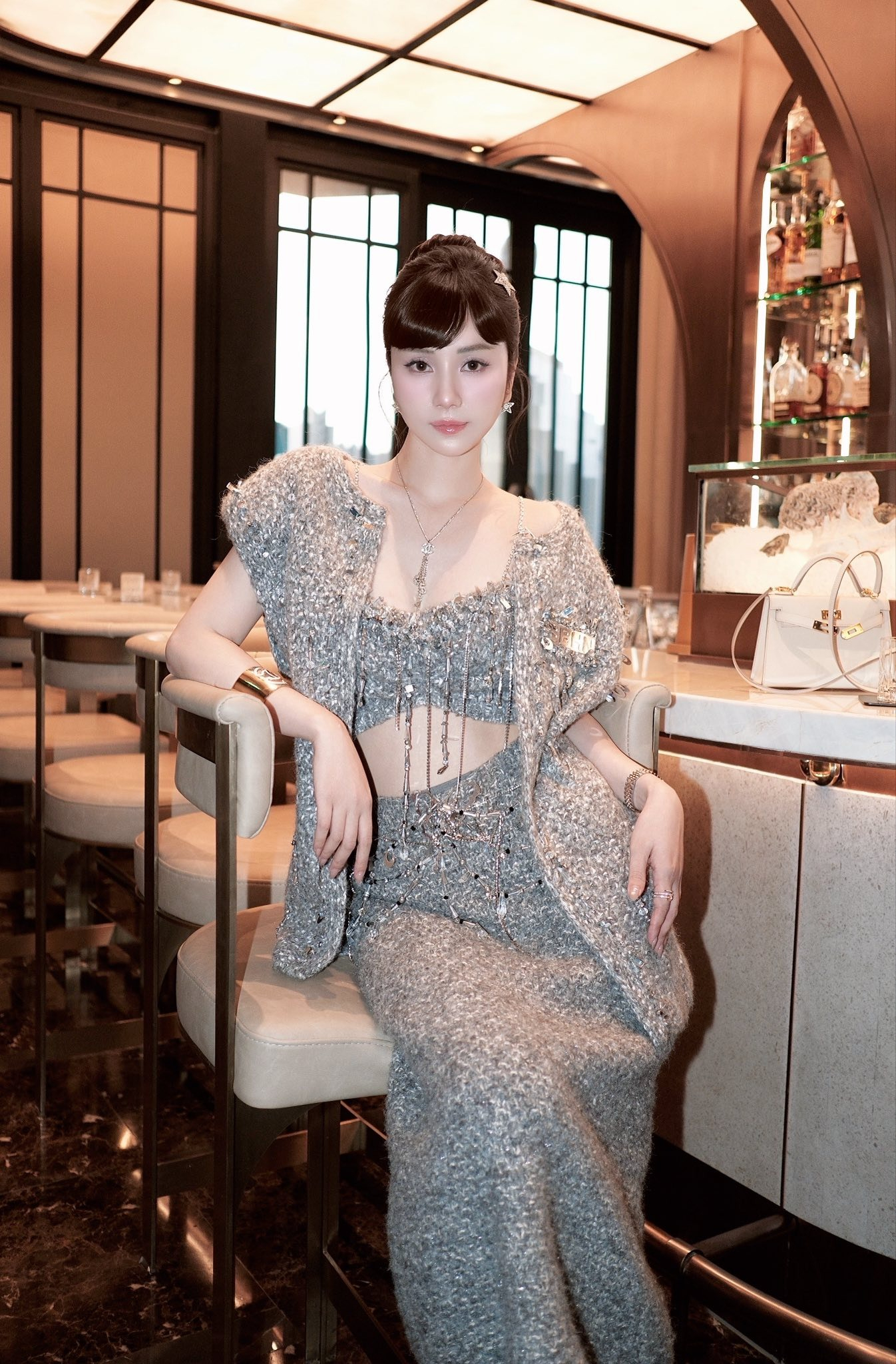 "Phú bà" 34 tuổi trẻ đẹp như gái 18: Được chồng yêu chiều, sống cuộc đời xa hoa trong dinh thự Sài thành lộng lẫy- Ảnh 1.